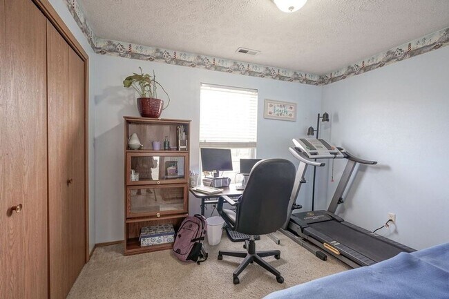 Building Photo - South side 3 Bedroom, 2 Bath Home, w/ 2 car attached garage