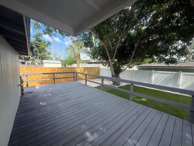 Building Photo - Updated Costal - Style home