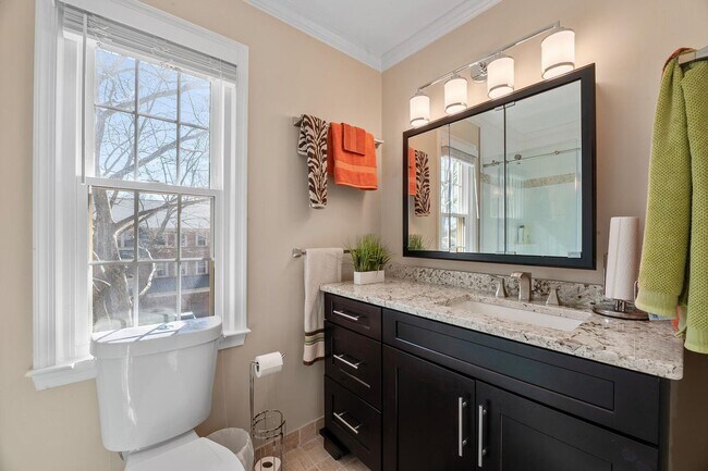 Building Photo - 4 Bedroom, 3.5 Bath Furnished Townhouse Available