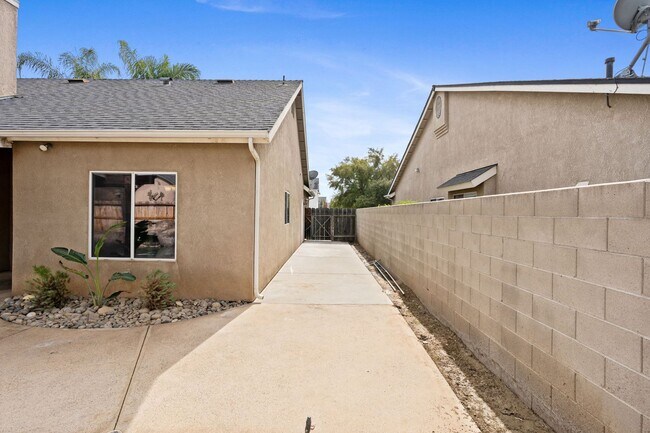 Building Photo - Gorgeous 3 bd. & 2 bath Home with a pool i...