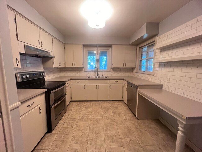 Building Photo - East Grand Rapids Schools! Single Family Home!