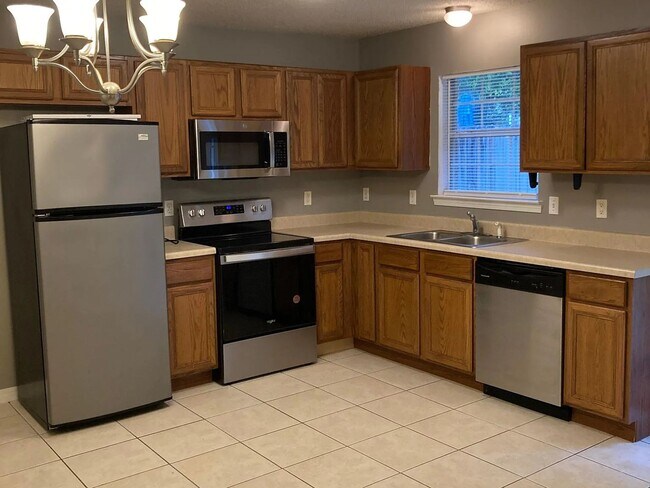 Building Photo - Updated Duplex In the heart of Niceville!