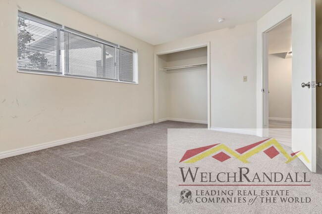 Building Photo - Charming 2 Bed 1.5 Bath Townhouse in West ...