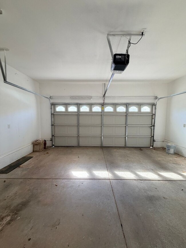 Building Photo - Beautiful Lakefront Home in the Vineyard! 55+ community