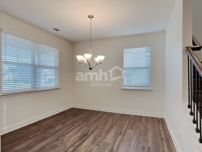 Building Photo - 5275 Valley Dr