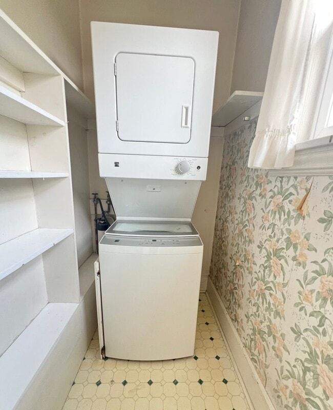 Building Photo - AVAILABLE JUNE - Upper 2 Bed 1 Bath Apt w/ Private Laundry