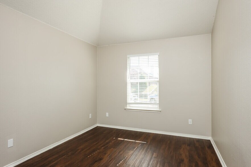 Building Photo - 2133 Acorn Grove