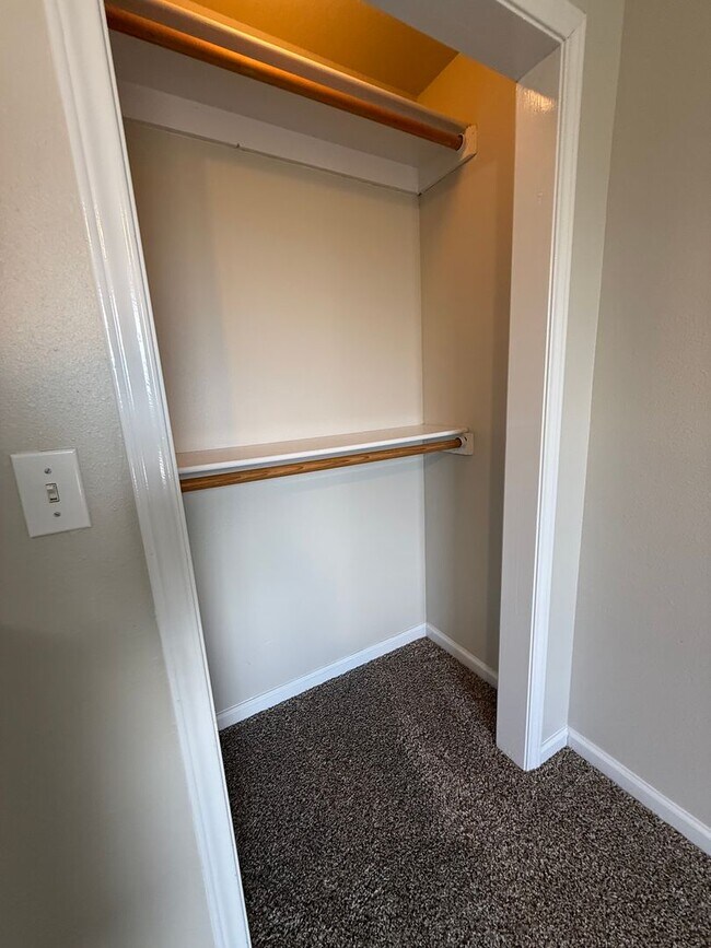 Building Photo - NEW ON MARKET