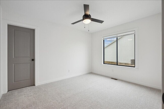 Building Photo - FINISHED BASEMENT!! 4 Bed, 3 Bath Townhome in Ankeny