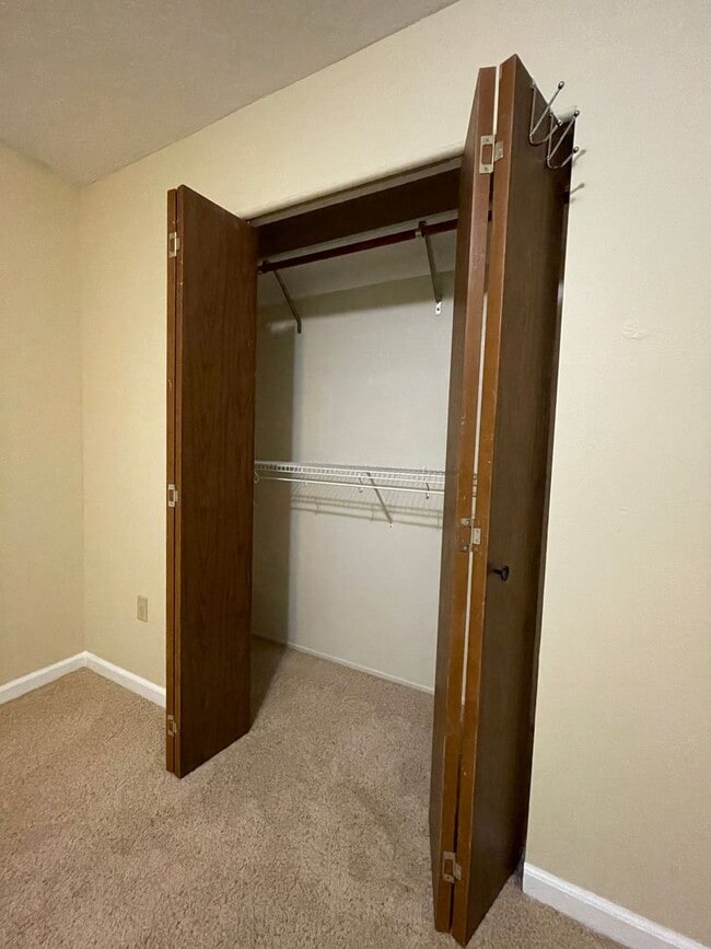 Building Photo - 4 bed, 3 bath split-level home in a private, forested setting (Bayside)