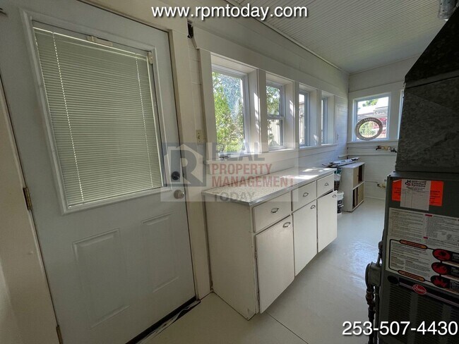 Building Photo - Fantastic Vintage Style 4 Bedroom Home in ...