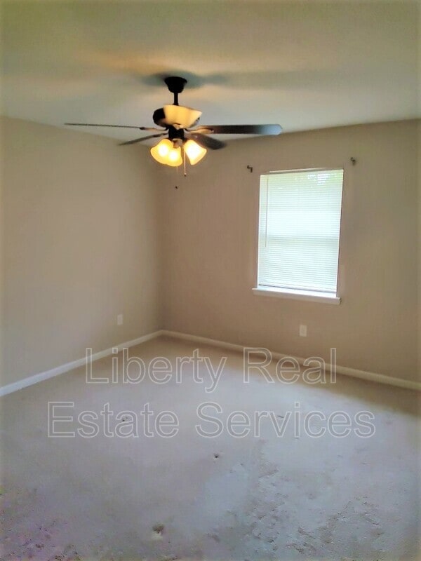 Building Photo - 734 Robin Hood Dr