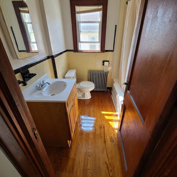 Bathroom - 49 Peace St