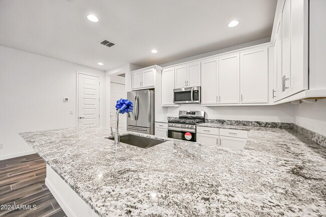 Building Photo - 7574 W Jackrabbit Ln
