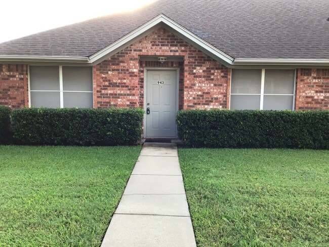 Primary Photo - 2/2/2 LAWNCARE INCLUDED - near Hospital Di...