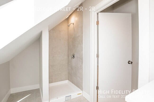 Building Photo - 2112 W Roscoe St