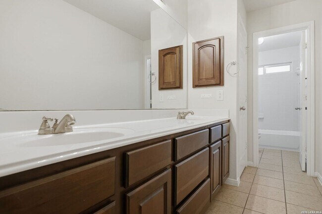 Building Photo - Spacious 5-Bedroom Home for Lease in Desirable Cibolo Location!