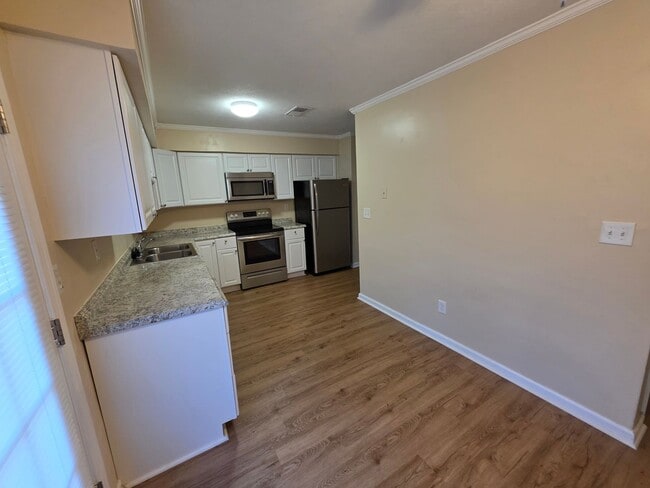 Building Photo - 3 BR 1.5 Bath Townhome located off Cedar road