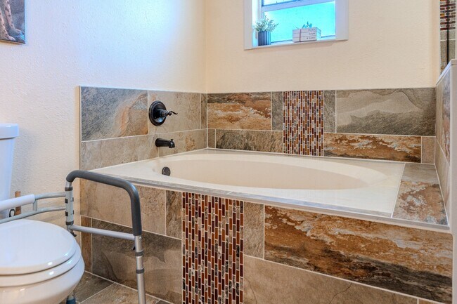 Building Photo - 1875 Williams Manor Ave