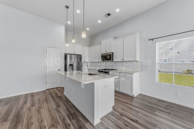 Building Photo - 877 Devon Estate Ave