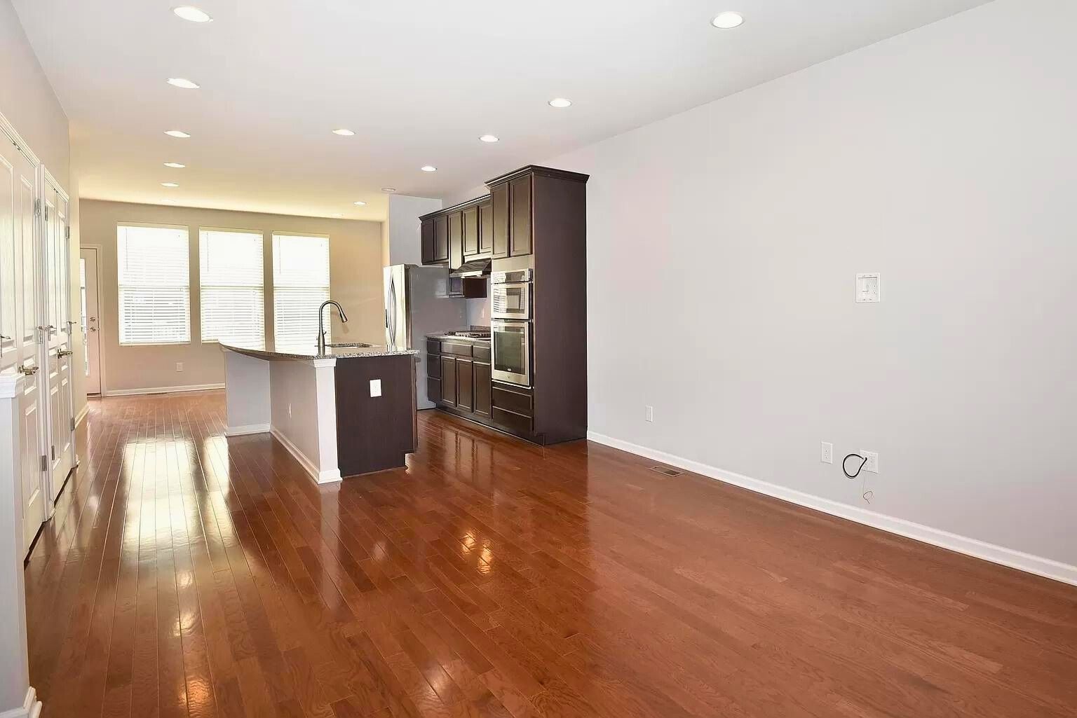 Building Photo - 863 Barclay Cir