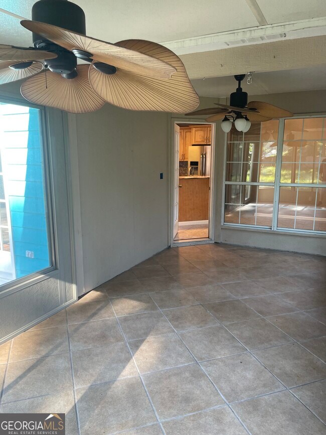 Building Photo - 108 Acorn Ct