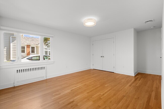Building Photo - 25 Crescent Bluff Ave