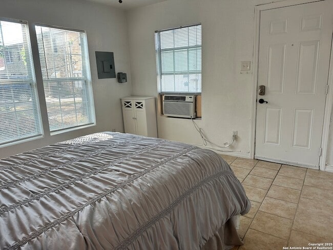 Building Photo - 119 E Ridgewood Ct