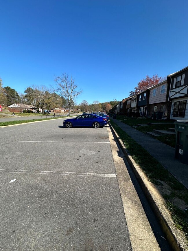Building Photo - Henrico County Townhouse! 3 beds, 1.5 bath, central laundry, HVAC, parking, all electric!