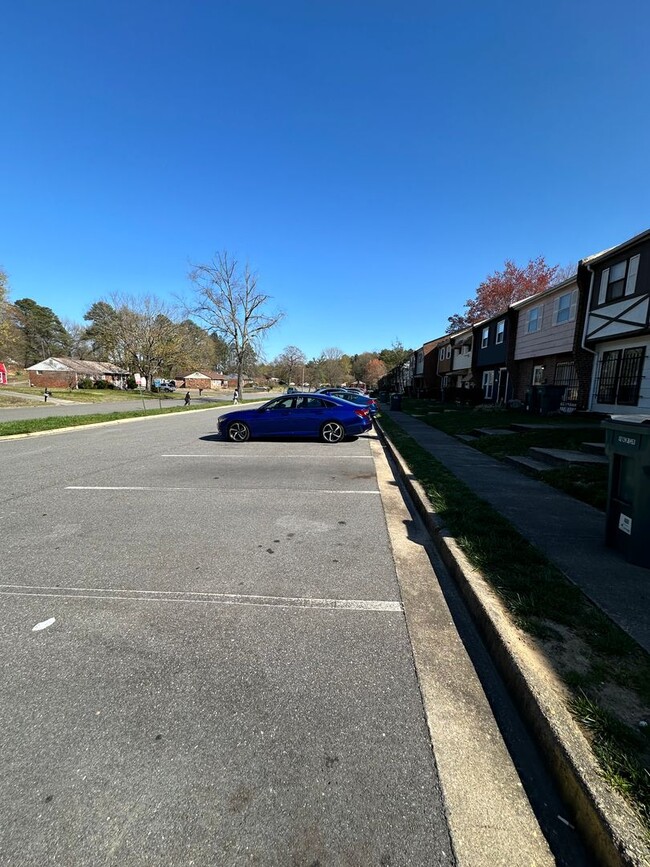 Building Photo - Henrico County Townhouse! 3 beds, 1.5 bath...