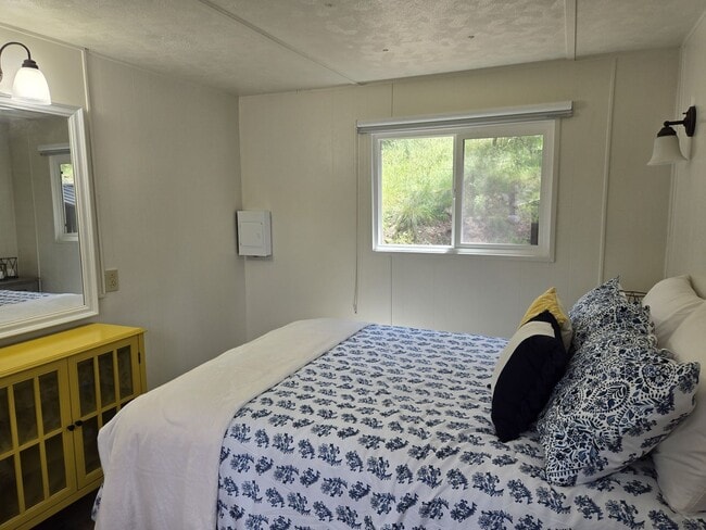 Building Photo - Great Two Bedroom Close To Midtown
