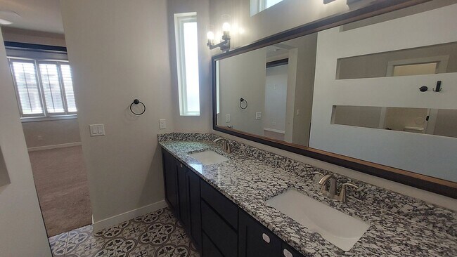 Building Photo - Beautiful 4 bedroom 2.5 bathroom home! READY NOW