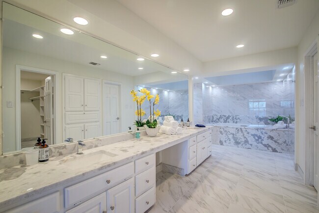 Building Photo - 8402 Columbia Dr