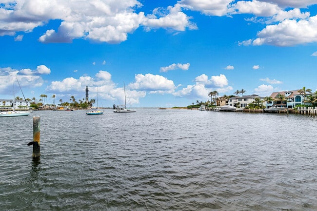 Building Photo - 2508 Bay Dr