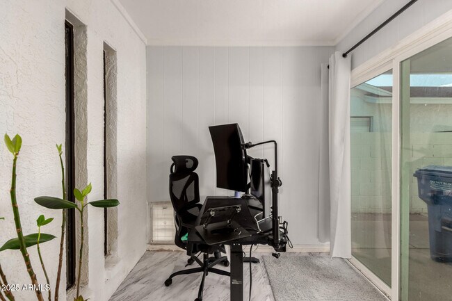 Building Photo - 303 W Fellars Dr