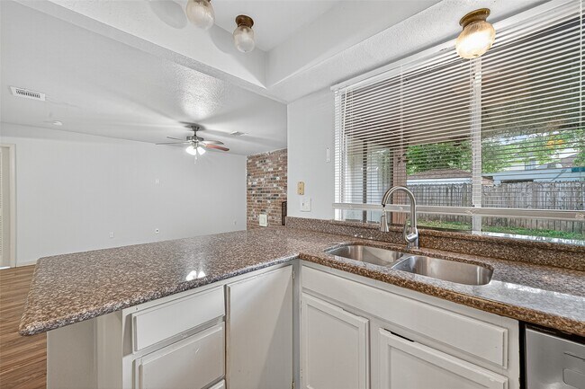 Building Photo - 3906 Glen Cove Cir