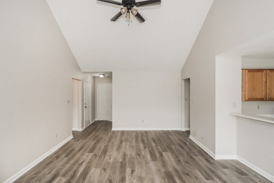 Building Photo - 6987 Country Walk Dr