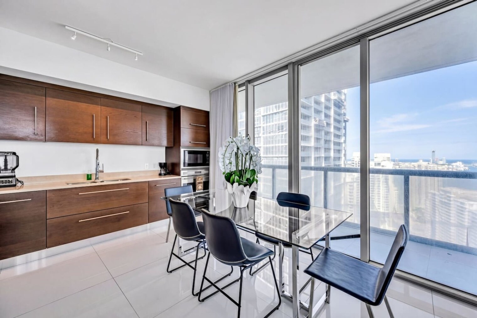 Building Photo - 485 Brickell Ave