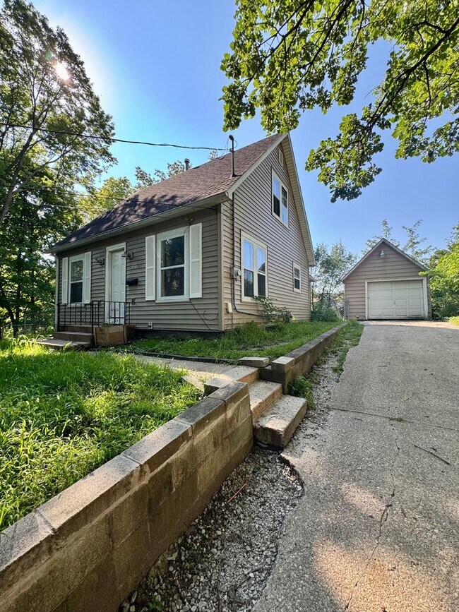 Building Photo - 3002 Woodland St
