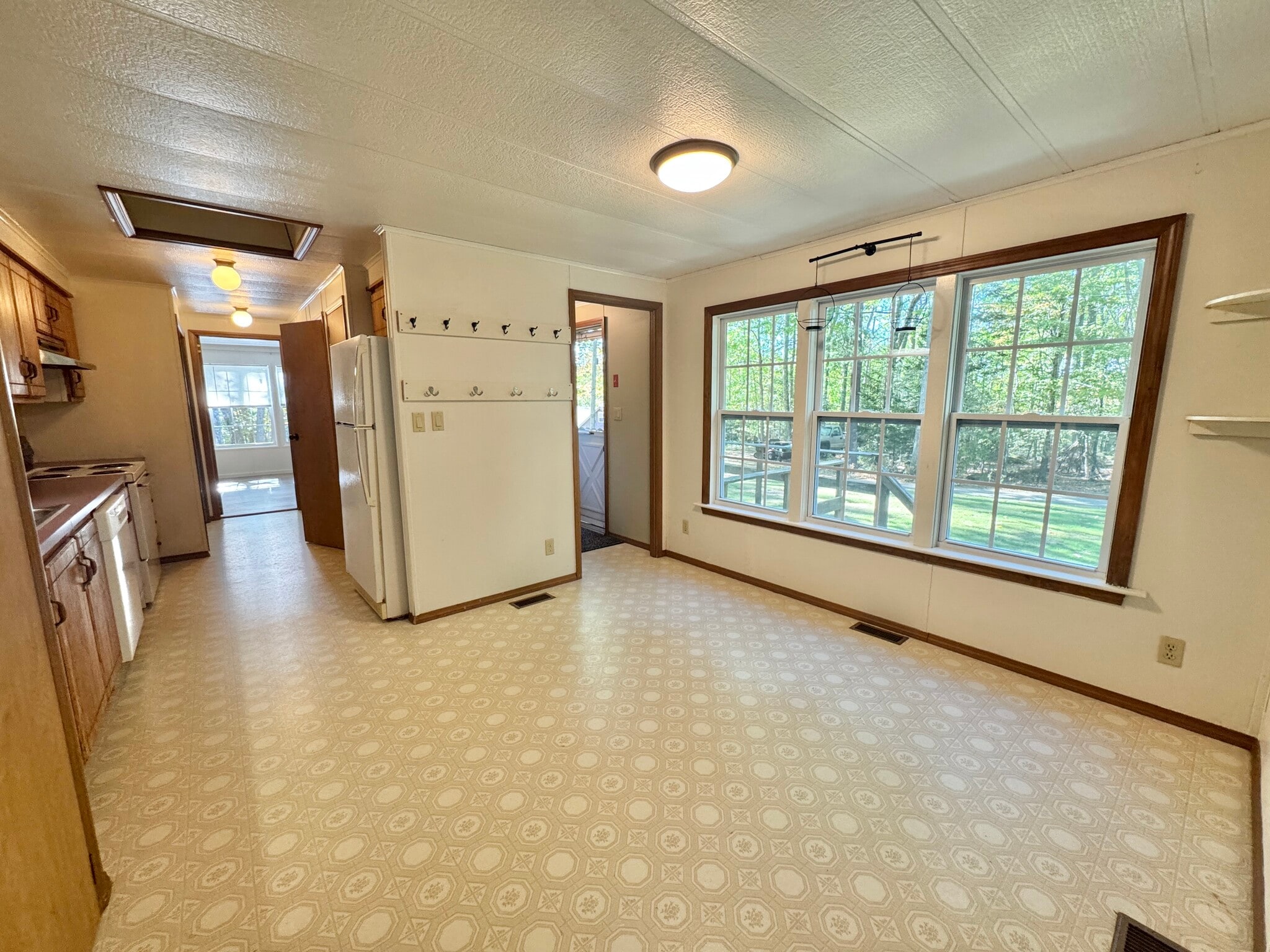 Building Photo - 24 Oakwood Ln