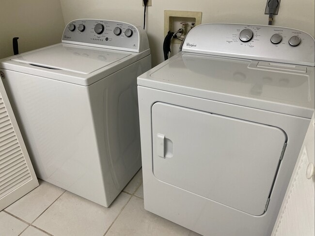 Building Photo - 11674 Pointe Cir