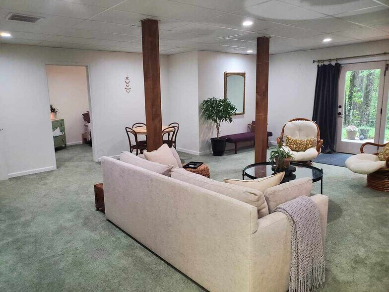 Building Photo - 10 White Birch Dr