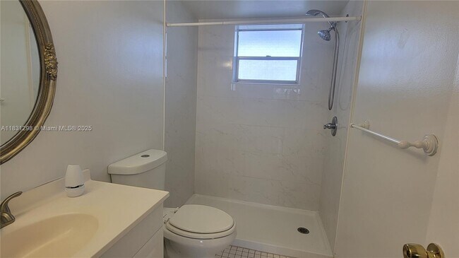Building Photo - 950 Hillcrest Dr