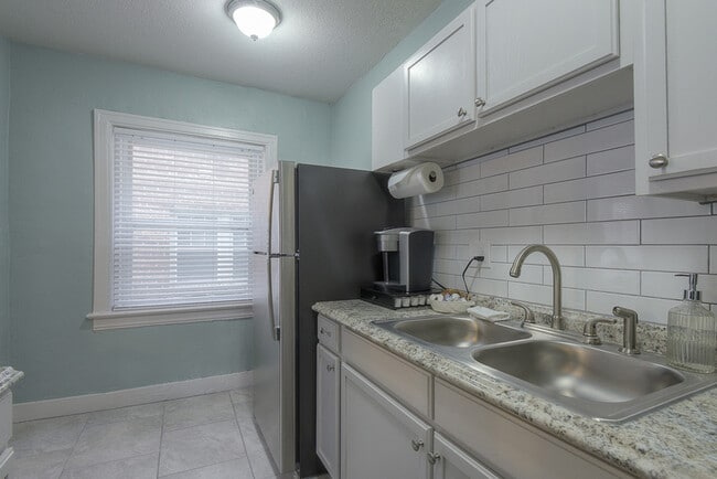 Building Photo - 722 W 37th St