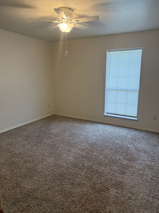 Building Photo - 2 Bedroom/ 2 Bathroom Townhome