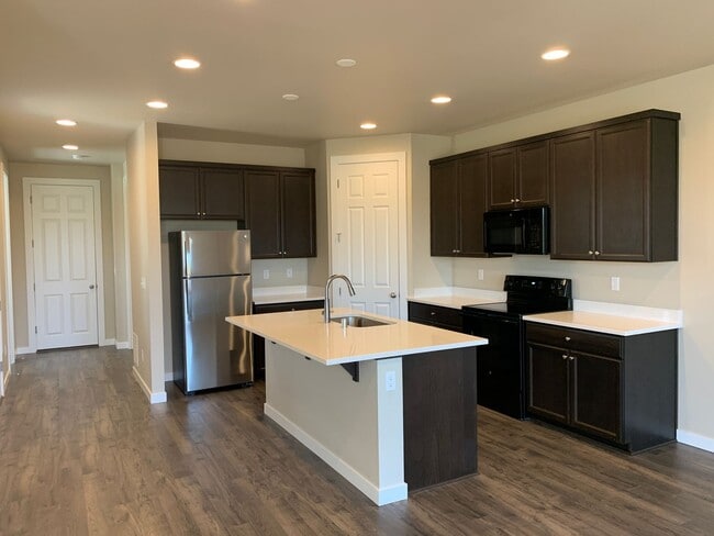 Building Photo - COMING VACANT END OF JUNE -EZ life Townhom...