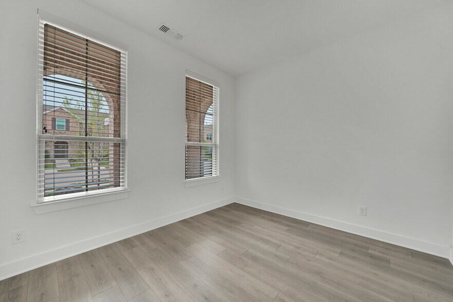 Building Photo - 3729 Paradise Way