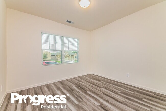 Building Photo - 734 Oakhurst Dr