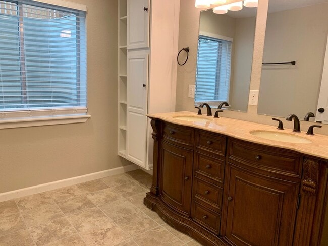 Building Photo - *STUNNING* 3 BEDROOM IN STETSON HILLS