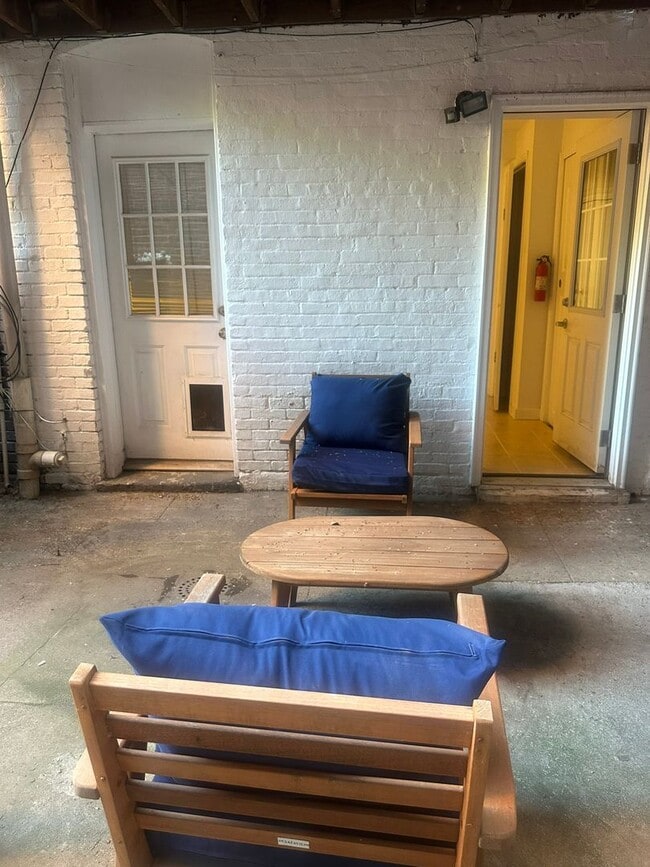 Building Photo - Modern Basement Unti 1 Bedroom/1 Bath, Recently renovated, new stainless steel appliances, floori...